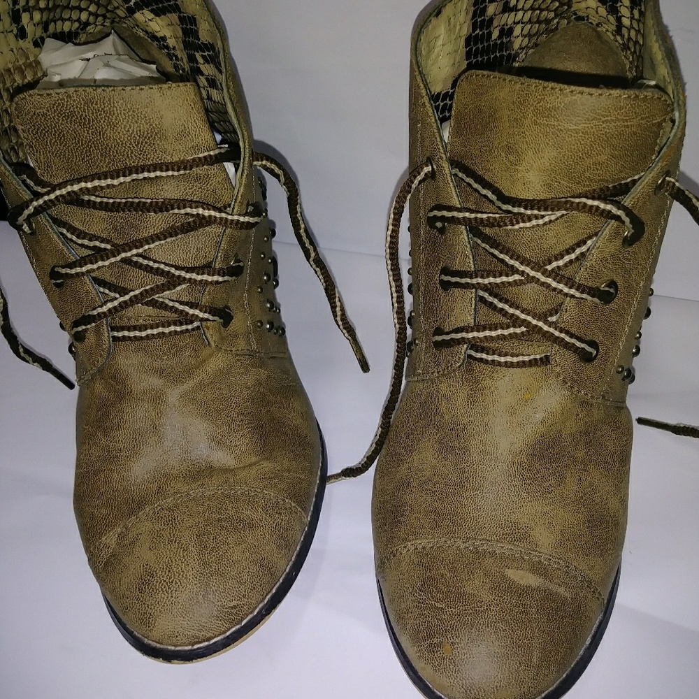 Boots - Picture 2 of 4